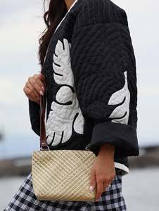 Chaqueta Kimono Hawaiana Negra Acolchada con Diseño de Hojas Blancas, Manga Larga, Frente Abierto, Ajuste Holgado, Abrigo Acolchado para Mujer - Product Image 4