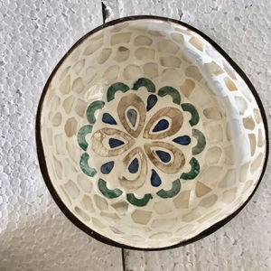 Cuenco Artesanal de Cáscara de Coco Natural con Incrustaciones de Madreperla, Versátil y Decorativo para la Entrada del Hogar y para Guardar Bocadillos - Product Image 1