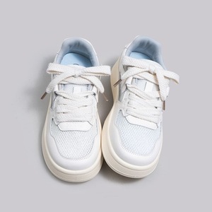 Scarpe da ginnastica bianche in rete alla moda per donna, leggere e traspiranti con suola spessa rialzata, eleganti per tutti i giorni - Product Image 1