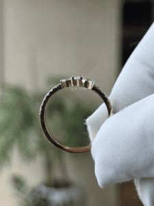 Anillo de Compromiso Ovalado de Oro de 2.30 Ct con Diamantes Cultivados en Laboratorio, Certificado IGI VS1, con Acentos de Baguette, Estilo Halo de Tallo Dividido y Engaste de Puntas, Lujoso para Novia - Product Image 3