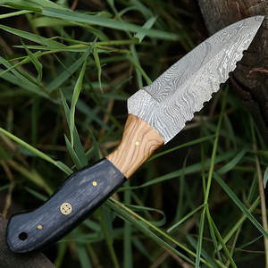 Cuchillo de caza de acero de Damasco con mango de madera negra y de olivo y hoja con diseño para camping y uso al aire libre. - Product Image 4