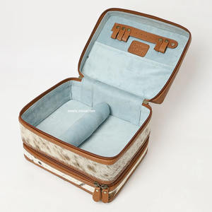 Bolso de mano clásico de cuero para mujer con detalles de pelo, doble cremallera, compartimentos estructurados, ideal para fiestas y eventos. - Product Image 4