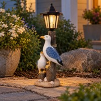 Nouvelle Statue Décorative d'Oiseaux Costiers : Deux Mouettes sur Poteau en Bois, Décoration de Jardin en Résine avec Accent Solaire
