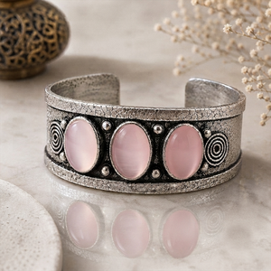 Brazalete Artesanal Vintage de Latón Chapado en Oro con Baño de Plata y Engaste Ovalado de Calcedonia Rosa Harmony Trio - Product Image 4