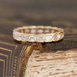 Bague empilable classique en or de luxe, sertie de diamants de laboratoire taille émeraude, style bague éternelle intégrale, chic, coupe East West - Product Image 3