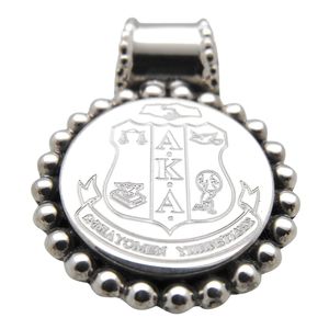 Collar con Colgante de Escudo con Adornos de Cuentas Plateadas para Mujer, Joyería Elegante Inspirada en Hermandades, Diseño Clásico de Escudo, Accesorios de Moda - Product Image 2