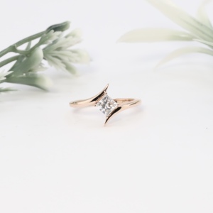 Anillo de compromiso de oro rosa con diamante de laboratorio talla princesa, clásico, con engaste en forma de cometa, solitario liso, banda de boda cruzada, joyería fina para mujer - Product Image 1