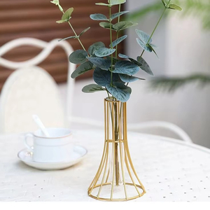 Florero de Aluminio en Tono Amarillo, Pieza Decorativa para un Interior de Hogar Luminoso y Decoración de Sala de Estar - Product Image 1