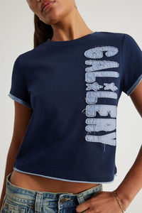 เสื้อยืดกราฟิกทรงพอดีตัวสำหรับผู้หญิง - Product Image 4