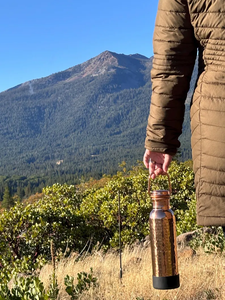 Botella de agua de cobre puro de calidad premium para beber, con beneficios ayurvédicos para la salud y tapa a prueba de fugas, disponible para la venta. - Product Image 5