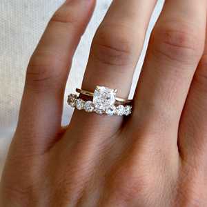 Bague de fiançailles en or 14 carats avec diamant de laboratoire certifié IGI de 2 carats taille coussin, sertie sur 4 griffes, ultra-fine, solitaire, alliances de mariage, vente en gros - Product Image 4