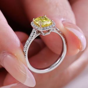 Anillo de compromiso unisex con diamante amarillo claro de corte cojín, cultivado en laboratorio, certificado IGI, chapado en oro, con halo y banda pavé. - Product Image 6