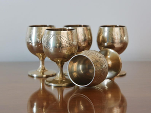 Gobelet à vin vintage en laiton, gravé à la main avec un motif floral, calice décoratif, vaisselle rustique, tasse cadeau - Product Image 4