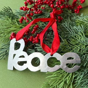 Panneau de table de Noël en bois fait main avec inscription rouge, un accent étoile et une clochette suspendue – Décoration de vacances idéale - Product Image 5