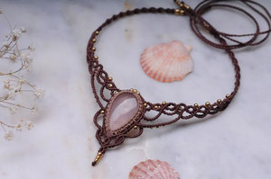 Collier en macramé fait main avec quartz rose, pierre précieuse naturelle rose, pendentif choker bohème tribal, cordon réglable, bijou en cristal de guérison - Product Image 3
