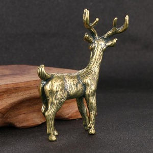 Figura Decorativa de Reno con Acabado Dorado, Adorno Festivo para Mesa, Ideal para Decoración Navideña y Fiestas, Hecho en India - Product Image 2