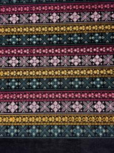 Tissu en velours noir fin brodé d'un motif géométrique bohème à rayures diamantées pour la confection de vestes, de dupattas et de robes. - Product Image 2
