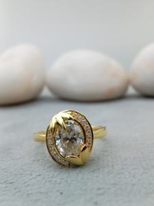 แหวนแต่งงานทรงรีทันสมัยจาก D'VINS JEWELS ประดับเพชรทรงบริลเลียนต์สี D ขาว ผลิตในห้องปฏิบัติการ เคลือบสีเงินและทอง - Product Image 3