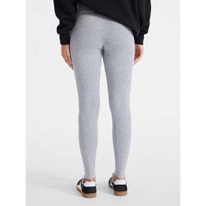 Conjuntos Deportivos de Dos Piezas con Logotipo Personalizado, Top Corto Elástico, Leggings Ajustados OEM, Bra Deportivo para Yoga, Ropa Deportiva para Mujer - Product Image 3