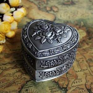 Caja Decorativa de Almacenamiento de Latón y Cobre Inspirada en la Herencia, Caja Dibbi para Sindoor - Product Image 1