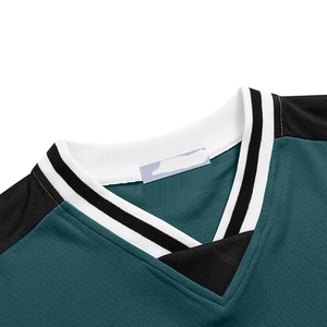 เสื้อฟุตบอลตาข่ายคอวีทรงโอเวอร์ไซส์สไตล์เรโทรสำหรับผู้ชายและผู้หญิง พิมพ์ลายดิจิตอลแบบซับลิเมชั่น รับสั่งทำโลโก้ ชื่อ และหมายเลข จำนวนมาก - Product Image 6