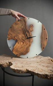 Horloge murale artisanale en quartz, bois et résine époxy, design abstrait moderne, décoration décorative pour chambre à coucher - Product Image 4