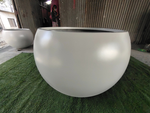 กระถางต้นไม้ทรงกลม ไฟเบอร์กลาส น้ำหนักเบา ทนทาน ดีไซน์ทันสมัย คลาสสิก สำหรับแขวน ตกแต่งบ้าน ใช้ภายนอกอาคาร ผลิตโดย KNT Creations รุ่น Maharashtra - Product Image 6