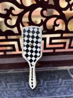 Nouvelle brosse à cheveux en bois et cuir, faite à la main par un designer, avec un motif à carreaux noir et blanc, design minimaliste