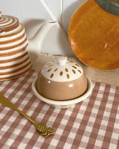 Mantequillera de Estilo Vintage con Tapa de Cúpula, Patrón Decorativo, Acabado Esmaltado Liso, Bandeja Compacta, Elegante Almacenamiento de Mantequilla para Mesa - Product Image 1