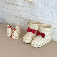 Vente en gros usine : Ornement de Noël en rotin fait main en forme de botte de Père Noël, chaussure de Noël en osier pour décoration suspendue à l'arbre