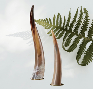 Decoración de Hogar de Diseño Moderno con Soporte de Acero y Acentos de Cuerno de Búfalo Natural de Lujo, Ideal para Bodas y Eventos - Product Image 5