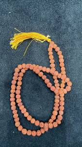 Bracelet Mala Bouddhiste en Perles de Rudraksha Naturelles à 5 Faces, Perles de Prière en Bois avec Pompon, Unisexe, pour Méditation et Yoga - Product Image 6