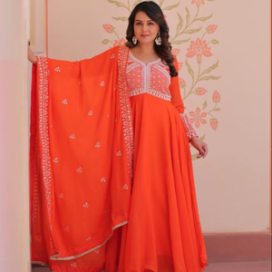 Robe Anarkali élégante et tendance pour femme, en soie zari et broderies, col en V, sans manches, ourlet évasé, longueur au sol, idéale pour les soirées. - Product Image 1