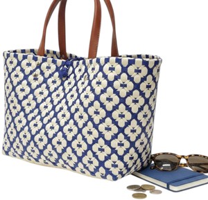 Sac fourre-tout décontracté en plastique tressé bleu foncé et blanc, avec poignée en cuir faite à la main – Nouvelle collection très tendance - Product Image 1