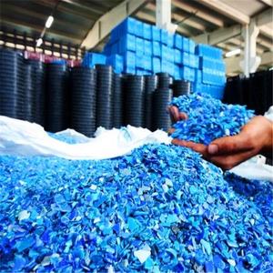 เศษถังพลาสติก HDPE สีน้ำเงินแบบเป็นก้อน โพลีเอทิลีนความหนาแน่นสูง สำหรับอุตสาหกรรมรีไซเคิล ส่งออกทั่วโลก - Product Image 1