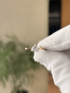 Anillo de compromiso exclusivo de oro de 18 quilates con diamante solitario de corte trillón de 2.022 quilates cultivado en laboratorio, banda cónica, para mujer, talla US 6 - Product Image 4