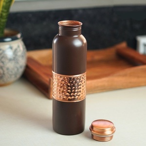 Bouteille en cuivre bicolore avec base marron mat et ceinture en cuivre martelé – Idéale pour la gym et le bureau - Product Image 1