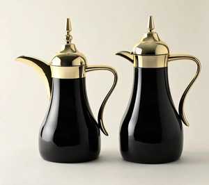 Bouilloire vintage en cuivre avec corps arrondi, bec courbé, couvercle bombé, petit bouton, poignée en métal ornée, finition patinée, artisanale, style antique - Product Image 5
