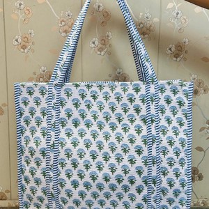 Sac fourre-tout en coton brodé floral, style preppy, ouvert, pour le shopping, toutes saisons, blanc et bleu, à motifs rayés, avec poignées - Product Image 5