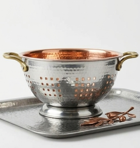 Passoire en métal martelé bicolore avec poignées en laiton et trous de drainage carrés - Product Image 2