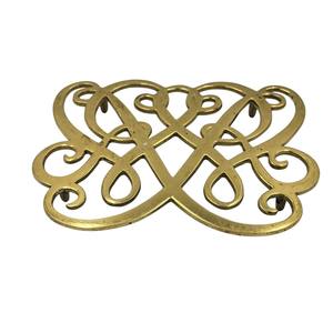 Sous-plat vintage en laiton massif, motif festonné orné, pour la protection des plaques chauffantes et des casseroles dans la cuisine et sur la table à manger - Product Image 1