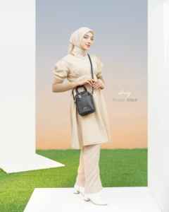 Sac à main en cuir synthétique de qualité supérieure avec fermeture éclair, bandoulière réglable, poche fonctionnelle et portefeuille intégré - Product Image 5