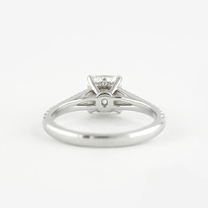 Bague de fiançailles en diamant taille princesse pour femme, en or blanc, sertie de griffes, avec bande pavée, style géométrique classique - Product Image 5
