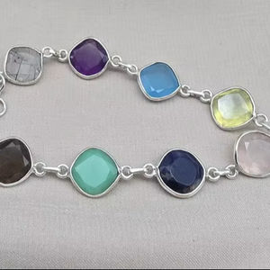 Bracelet à breloques plaqué argent avec pierres multicolores serties en canal, forme ronde, pierres précieuses naturelles, bijoux tendance pour femme, cadeau raffiné - Product Image 1