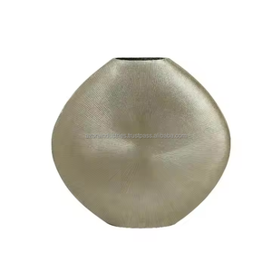 Vases à fleurs en métal de couleur rustique au design élégant de qualité supérieure pour les mariages et la décoration intérieure avec les industries Azora - Product Image 4