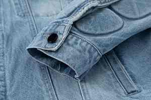 เสื้อแจ็คเก็ตยีนส์ผ้าฝ้าย 100% สีน้ำเงินวินเทจ แต่งลายปักแบบใหม่ ทรงหลวมสำหรับผู้ชาย ดีไซน์โดดเด่น ขอบดิบ - Product Image 4