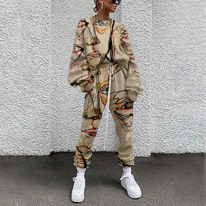 Survêtement entièrement imprimé pour femmes, conçu avec un style personnalisé et des motifs vibrants, doté d'un tissu doux, d'une coupe décontractée et d'un look tendance. - Product Image 6