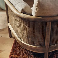 Fauteuil scandinave artisanal en bois massif avec dossier en rotin et revêtement crème – Chaise de loisirs moderne pour salon, chambre et appartement