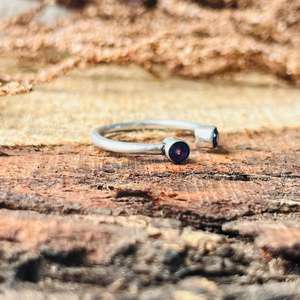 Bague ouverte en améthyste pour femme, minimaliste et délicate, en argent sterling, finition plaquée argent, design moderne avec pierre précieuse, pour mariage et fête - Product Image 2