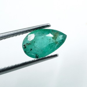 HAYAAT GEMS Esmeralda Zambiana de 1.70ct, Corte Esmeralda Verde, Facetada en Forma de Pera, 10.5x6.4x4.5MM para Joyería - Product Image 6
